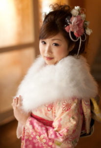 ショールを着けたピンクの振袖を着た二十歳