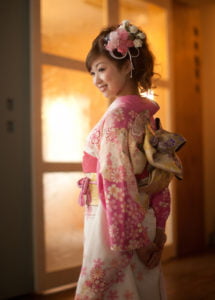ピンクの振袖を着た二十歳の後ろ姿