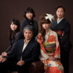 スクリーンで家族5人成人記念家族写真