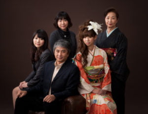 スクリーンで家族５人成人記念家族写真