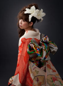 黒バック座った帯姿