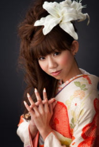 黒バックで振袖を着た二十歳のアップ