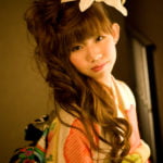 障子越しの光でレトロな雰囲気の振袖を着た二十歳