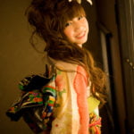 両手を後ろに組んで振り返る振袖を着た二十歳