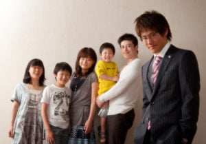 スーツで成人祝い家族写真