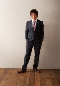 笑顔のスーツを着た成人男性の立ち全身