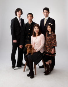 家族5人と犬の成人祝い家族写真