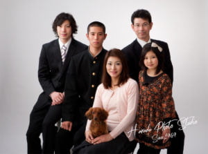 犬と一緒に成人祝い家族写真