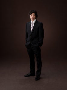 スーツのポケットに手を入れた男性