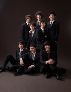 男性友達９人で成人記念グループ撮影