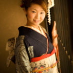 障子に片手を添えている振袖を着た二十歳