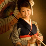 レトロな雰囲気の和傘を持った振袖を着た二十歳