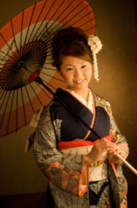 レトロな雰囲気の和傘を持った振袖を着た二十歳
