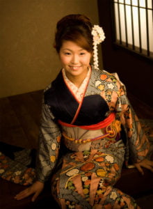 座った振袖を着た二十歳の笑顔