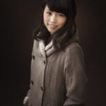 ポケットに両手を入れた女性