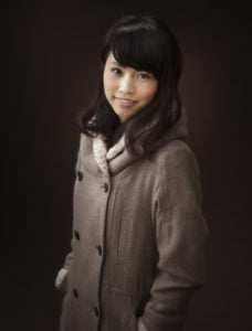 ポケットに両手を入れた女性