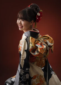 振袖を着た二十歳の座った帯姿