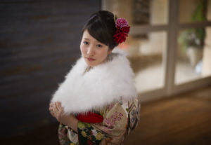 ショールを巻いた振袖を着た二十歳の女性