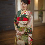 振袖を着た二十歳がバックを持って正面向き