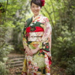 振袖を着た二十歳が両手を前で組んでお庭撮影