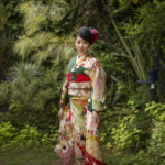 振袖を着た二十歳記念を植物に囲まれて