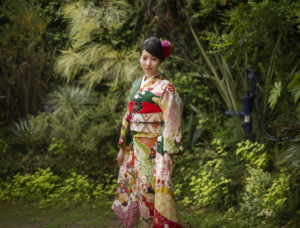 振袖を着た二十歳記念を植物に囲まれて