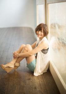 体操座りの二十歳の女性