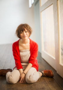 床に座った女性