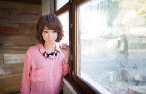 窓に手をつく二十歳の女性