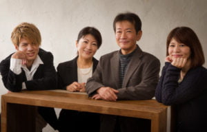 男子の成人祝い4人家族写真