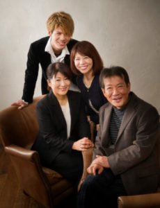 成人祝い家族4人で記念撮影