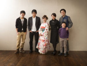 振袖を着た二十歳の家族写真