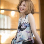 窓際の二十歳の女性