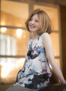 窓際の二十歳の女性