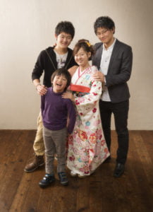 振袖を着て兄弟4人記念写真