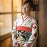 斜め上を見て微笑む振袖の女性