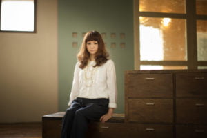 おすましの二十歳の女性