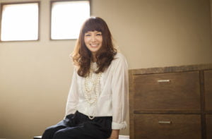 二十歳の女性の自然な笑顔