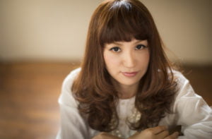 二十歳の女性のアップ