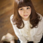 床に座って上を見る女性