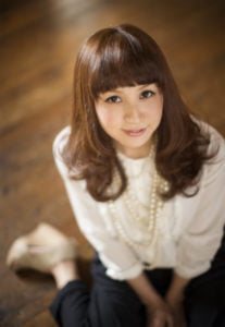 床に座って上を見る女性