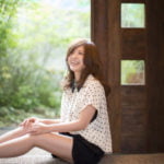 座って笑顔の女性