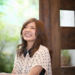 笑顔の成人女性