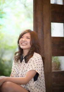 笑顔の成人女性