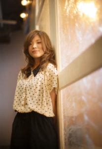 扉に寄り掛かる女性