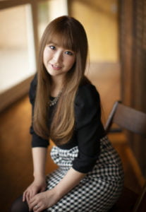 椅子に座った女性