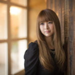 黒い洋服の女性の横顔