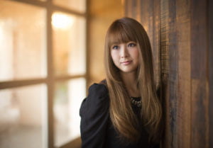 黒い洋服の女性の横顔