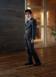 スーツを着た成人男性の全身