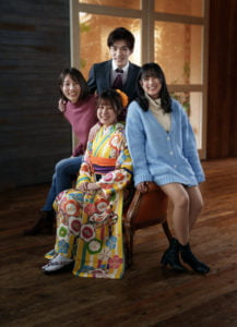 振袖を着た二十歳の女性を囲んで